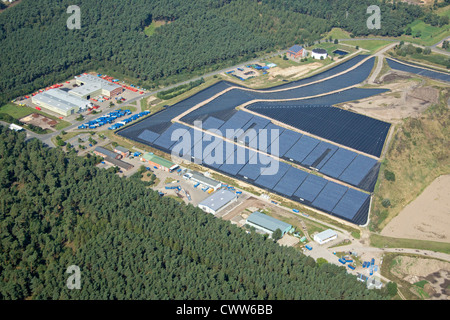 Vue aérienne de la centrale solaire du site d'élimination des déchets dans la région de Bardowick, Basse-Saxe, Allemagne Banque D'Images