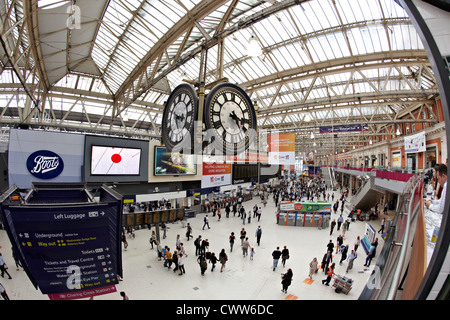 Les gens à la station de Waterloo London UK Banque D'Images