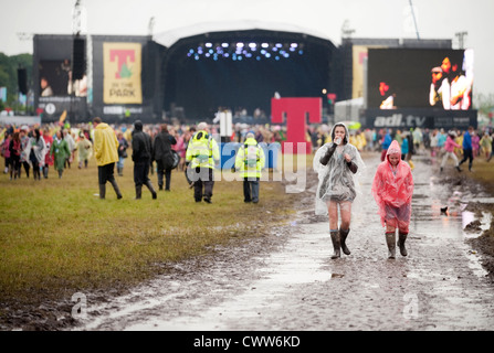 Les fans de musique devant la scène principale pour T In The Park Festival au Balado le 8 juillet 2012 à Kinross Banque D'Images