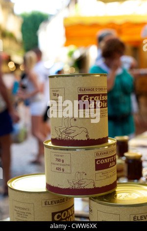 Boîtes de Foie gras pour la vente au marché de fermiers occupés dans le Périgord à Sarlat, Aquitaine, France Banque D'Images