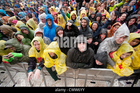 Les fans de musique devant la scène principale pour T In The Park Festival au Balado le 8 juillet 2012 à Kinross Banque D'Images