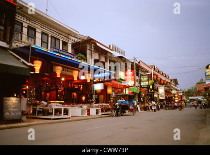 Pub Street à Siem Reap au Cambodge en Extrême-Orient Asie du sud-est. Pubs boire boire de l'alcool Vie Backpacker Randonnée Voyage Évasion Wanderlust Banque D'Images