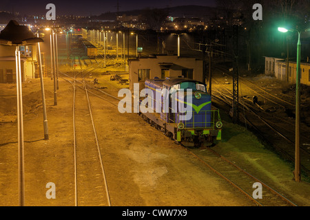 Locomotive diesel sur les voies du chemin de fer dans la nuit. Banque D'Images