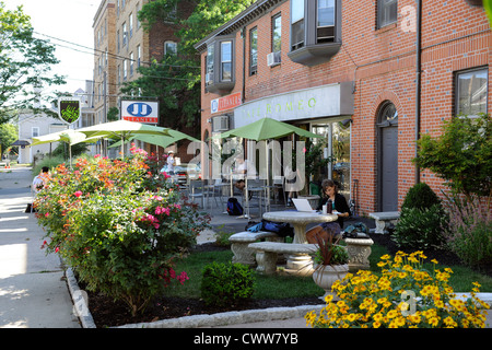 Romeo's Cafe, café en plein air avec des tables sur le trottoir. New Haven, CT. Banque D'Images