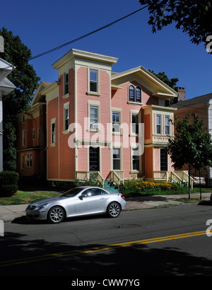 Maison géorgienne avec mercedes garée devant l'hôtel dans la région de East Rock quartier de New Haven, CT. Banque D'Images