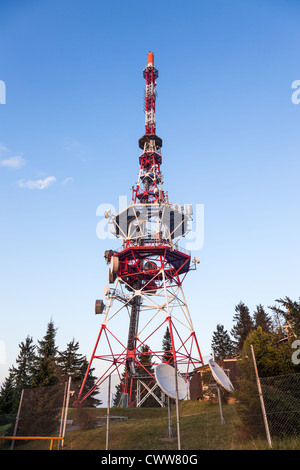 Le rouge et le blanc, la tour de télévision avec des antennes de communication sur haut de Gubalowka, Pologne. Banque D'Images