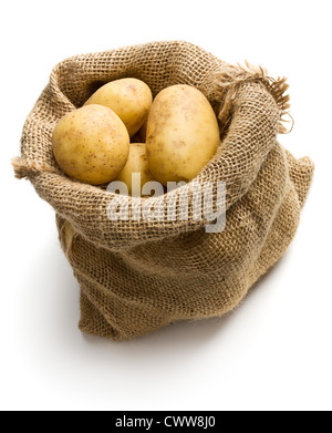 Les pommes de terre en sac de jute sur fond blanc Banque D'Images