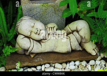 Sculpture garçon dormir dans le jardin pour la décoration Banque D'Images