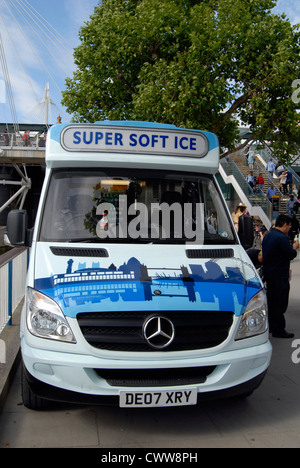 Ice Cream Van dans le remblai Banque D'Images