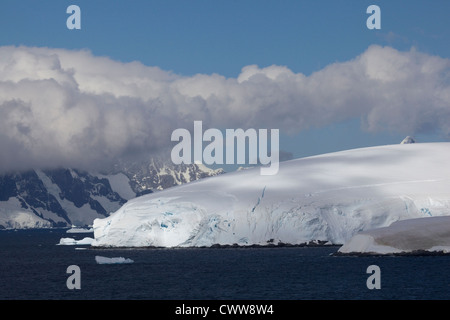 Navigation à travers le Canal Lemaire, l'Antarctique Banque D'Images