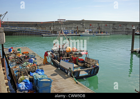 Yachts et bateaux de pêche amarré à la marina de Brighton East Sussex UK aux côtés d'appartements Appartements construit à cet effet et de logement Banque D'Images