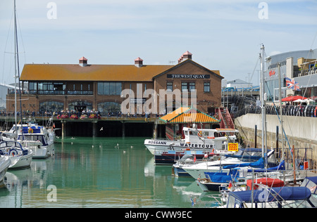 Le restaurant West Quay et le pub Wethercuillers de Brighton Marina East Sussex, Royaume-Uni Banque D'Images