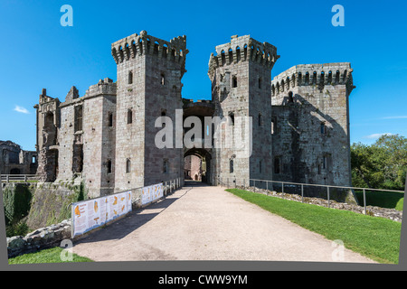 L'avant du château de Raglan, qui indique les principaux gatehouse et chaussée sur des douves. Château de Raglan est dans Monmouthshire au Pays de Galles UK Banque D'Images