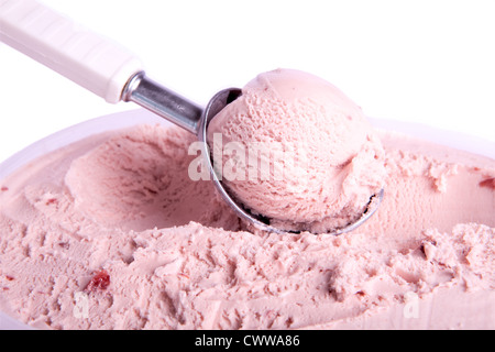 Glace à la fraise faite maison avec un grand scoop Banque D'Images