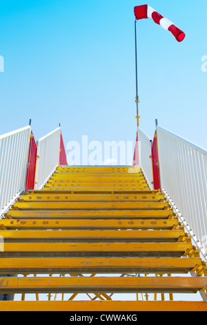 Escalier jaune avec manche gonflé sur son sommet. Banque D'Images