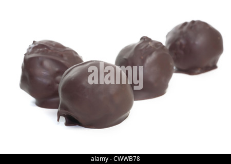 Un favori de Noël, des boules de chocolat au beurre d'arachide. Un mélange de beurre d'arachide, les noix, le sucre et d'autres substance douce et Banque D'Images