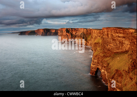 Vagues rejetés sur des falaises rocheuses Banque D'Images