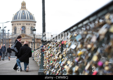 Proposer le mariage à l'homme femme, Paris, France Banque D'Images