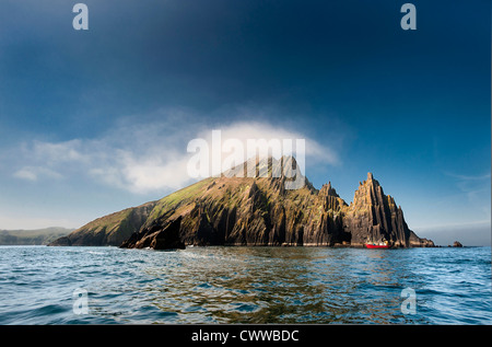 Rock formations en eau calme Banque D'Images