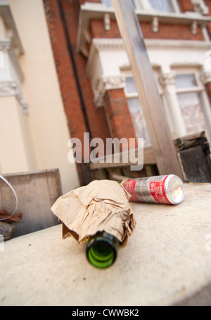 Bouteille de bière enveloppée dans un sac en papier Banque D'Images