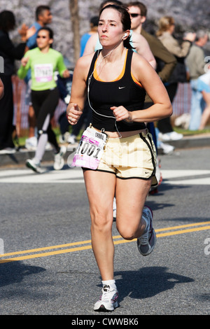 Un coureur participe à l'assemblée annuelle 10K Cerisiers en fleurs à Washington, DC. Banque D'Images