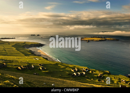 Maisons sur grassy rural hillside Banque D'Images