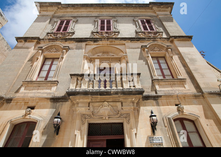 Vu de l'architecture maltaise sur les rues de l'île de Malte, mer Méditerranée Banque D'Images