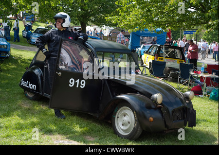 Un des concurrents avec son classique Citroen 2CV prêt à monter la colline à Prescott, Gloucestershire, Angleterre, Royaume-Uni. Banque D'Images