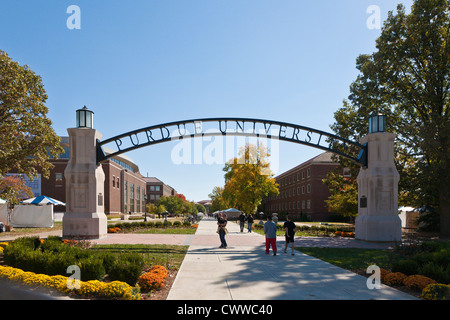 Étudiants sous Gateway to the future arche sur le campus de l'Université Purdue à West Lafayette, IN Banque D'Images