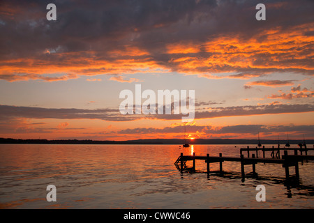 Coucher de soleil sur le lac encore rurales Banque D'Images