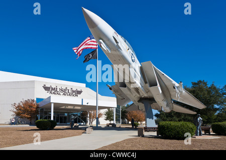 F-14A Tomcat fighter jet en face du Musée national de l'aéronavale Pensacola, FL Banque D'Images