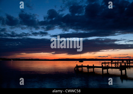 Coucher de soleil sur le lac encore rurales Banque D'Images