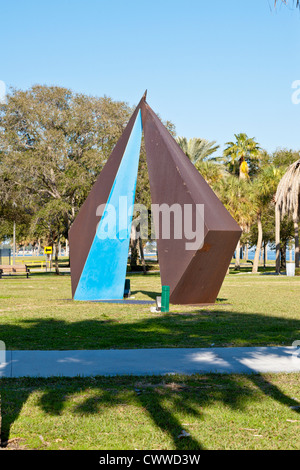 Sculpture de vérité par Rolf Brommelsick au Vinoy Park dans le centre-ville de St. Front de mer de Petersburg Banque D'Images