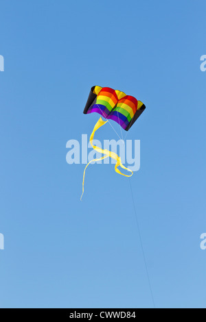 De couleur arc-en-ciel cerf-volant sur la plage à l'île au trésor Kite Festival à Treasure Island, Floride Banque D'Images