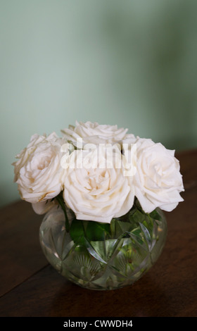 Roses dans le verre sur la table Banque D'Images