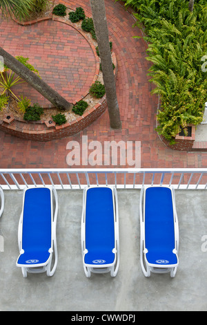 Salon accueillant chaises donnant sur les allées paysagers à TradeWinds Island Resort à Saint Pete Beach, Floride Banque D'Images