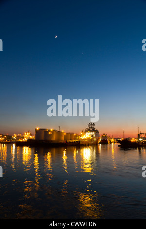Aberdeen Harbour Lights dans un ciel de nuit Banque D'Images