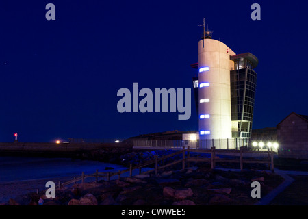 La tour du port d'Aberdeen dans la nuit dans un ciel bleu profond. Banque D'Images