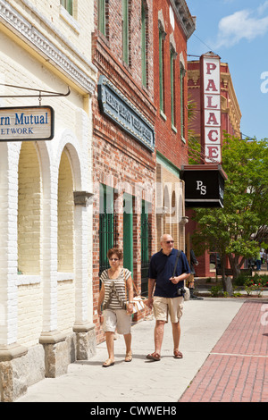 Un homme et une femme marche sur le trottoir en face de l'Palace Saloon dans le centre-ville de Fernandina Beach à Amelia Island en Floride Banque D'Images