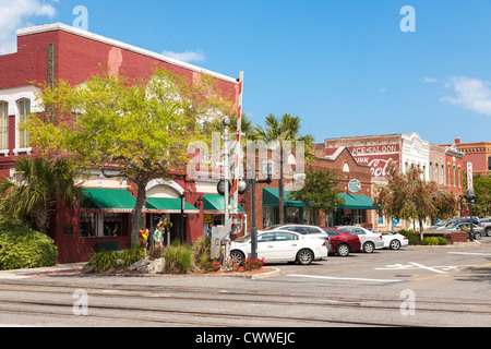 Magasins et restaurants à la fin de la rue du Centre au centre-ville de Fernandina Beach à Amelia Island en Floride Banque D'Images