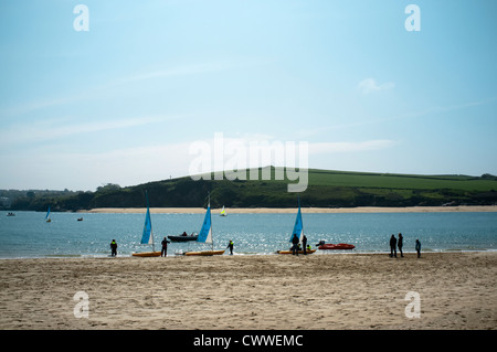 Les adolescents à une école de voile sur la plage de rock, Cornwall, UK. Banque D'Images