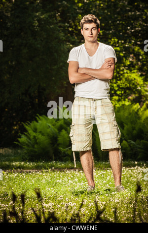 Man Standing in field Banque D'Images