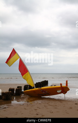 Gardes vie Surf Board à Bridlington Banque D'Images