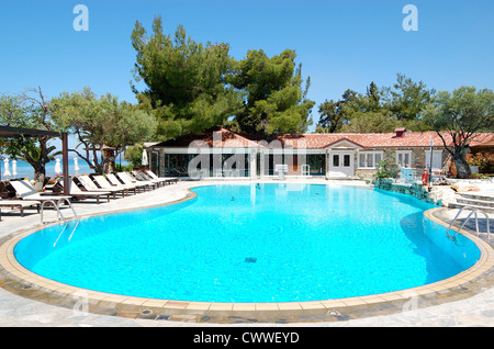 Piscine et bar à la plage, à l'hôtel de luxe, Halkidiki, Grèce Banque D'Images