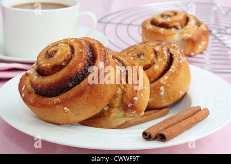 Des petits pains à la cannelle avec une tasse de café Banque D'Images