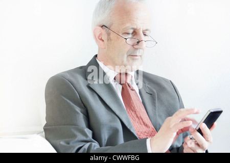 Businessman using cell phone Banque D'Images