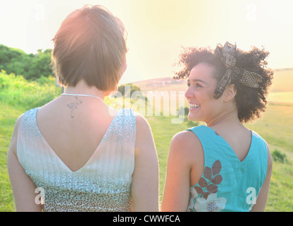 Smiling women standing in meadow Banque D'Images