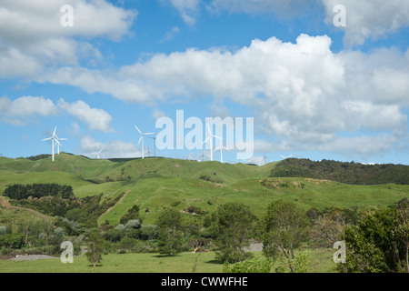 Éoliennes installées sur le matériel roulant du paysage agricole dans la région Manawatu, Nouvelle-Zélande. Banque D'Images