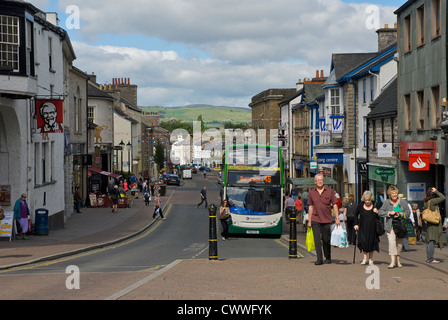 Stricklandgate - Scène de rue dans la ville de Kendal Cumbria, Angleterre, Royaume-Uni Banque D'Images