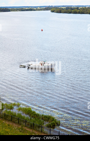 Lancement de la rivière avec un bateau dans l'après-midi Banque D'Images